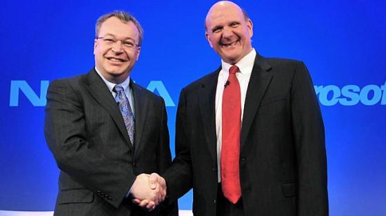 诺基亚CEO史蒂芬・埃洛普(左)与微软CEO史蒂夫・鲍尔默握手