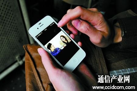 　公交车上的Wi-Fi信号可以流畅地观看在线视频 本版图片由记者 吴珊 摄