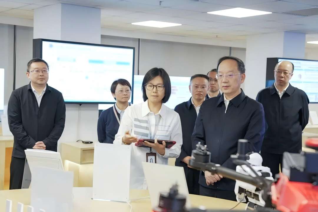 李乐成调研信息技术创新应用和未来产业发展研究工作